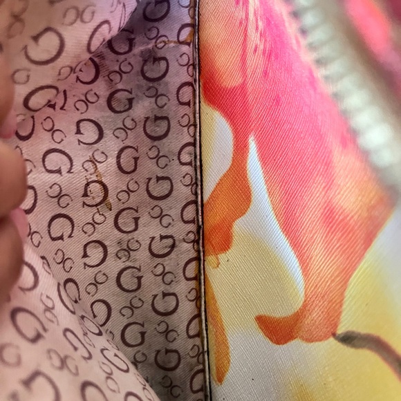 GUESS Women's Take A Dive Floral Backpack
Adjustable backpack straps - Picture 4 of 15